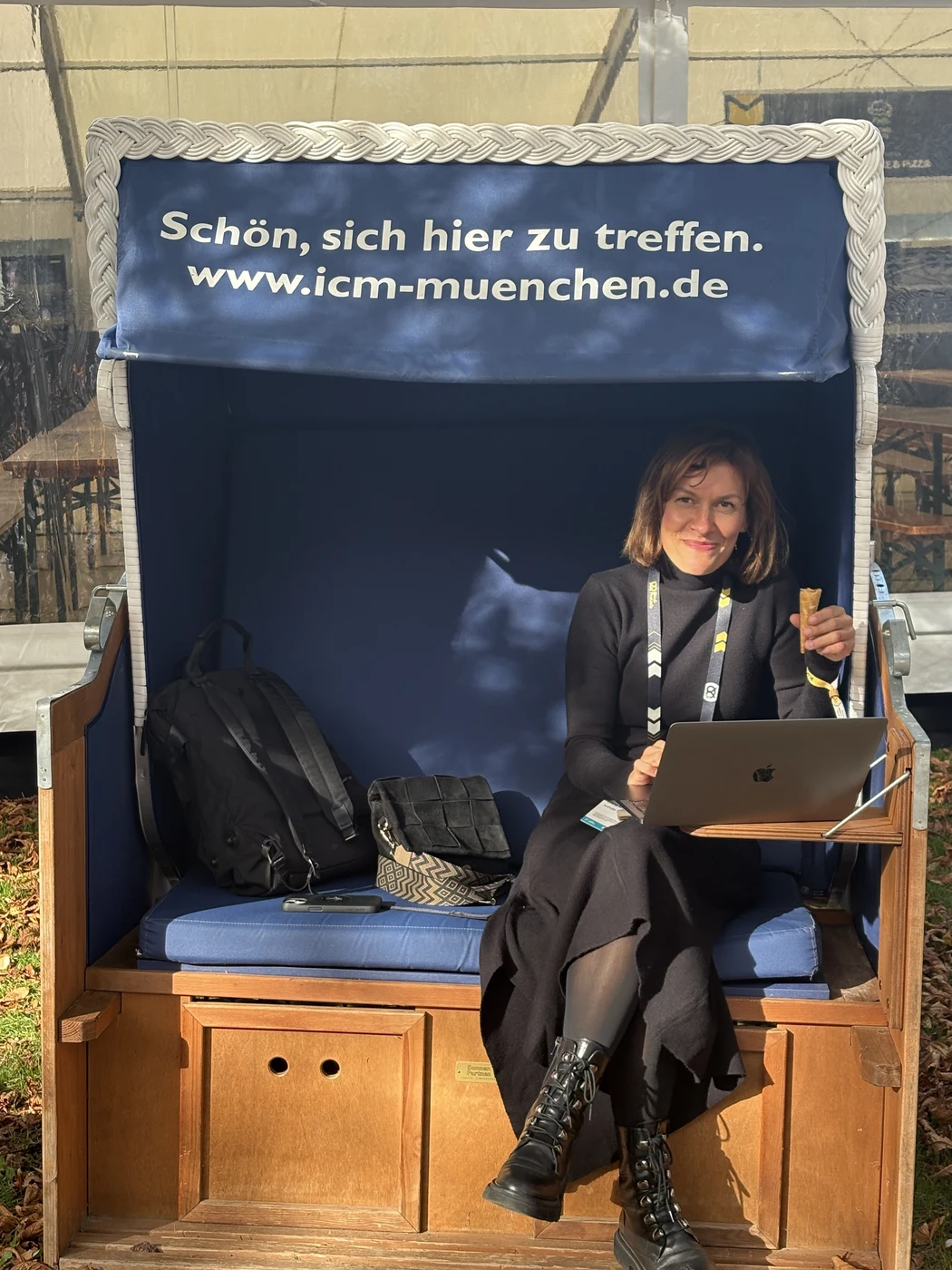 Farina Schurzfeld arbeitet mit Laptop im Strandkorb auf einer Veranstaltung