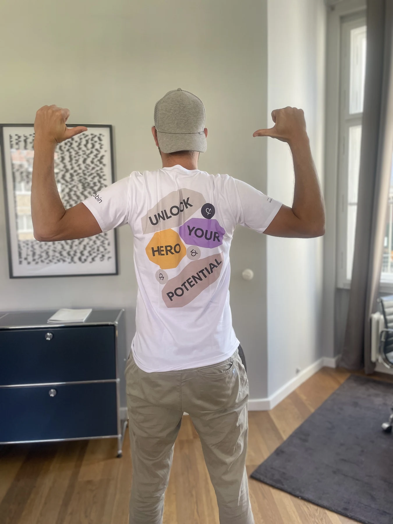 AndRobin Team-Moment: T-Shirt mit „Unlock Your Hero Potential“
