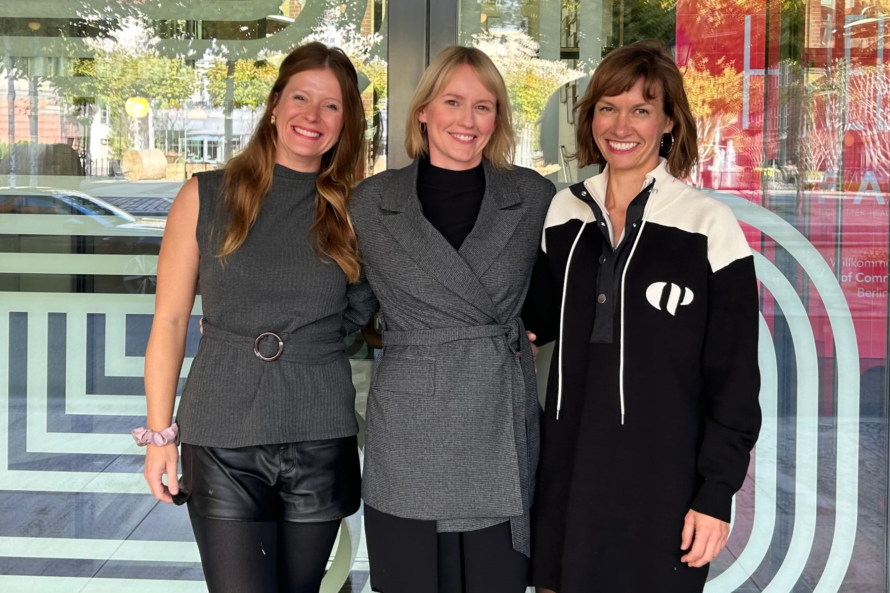 Drei Frauen des AndRobin Teams vor einem Glasgebäude in Berlin