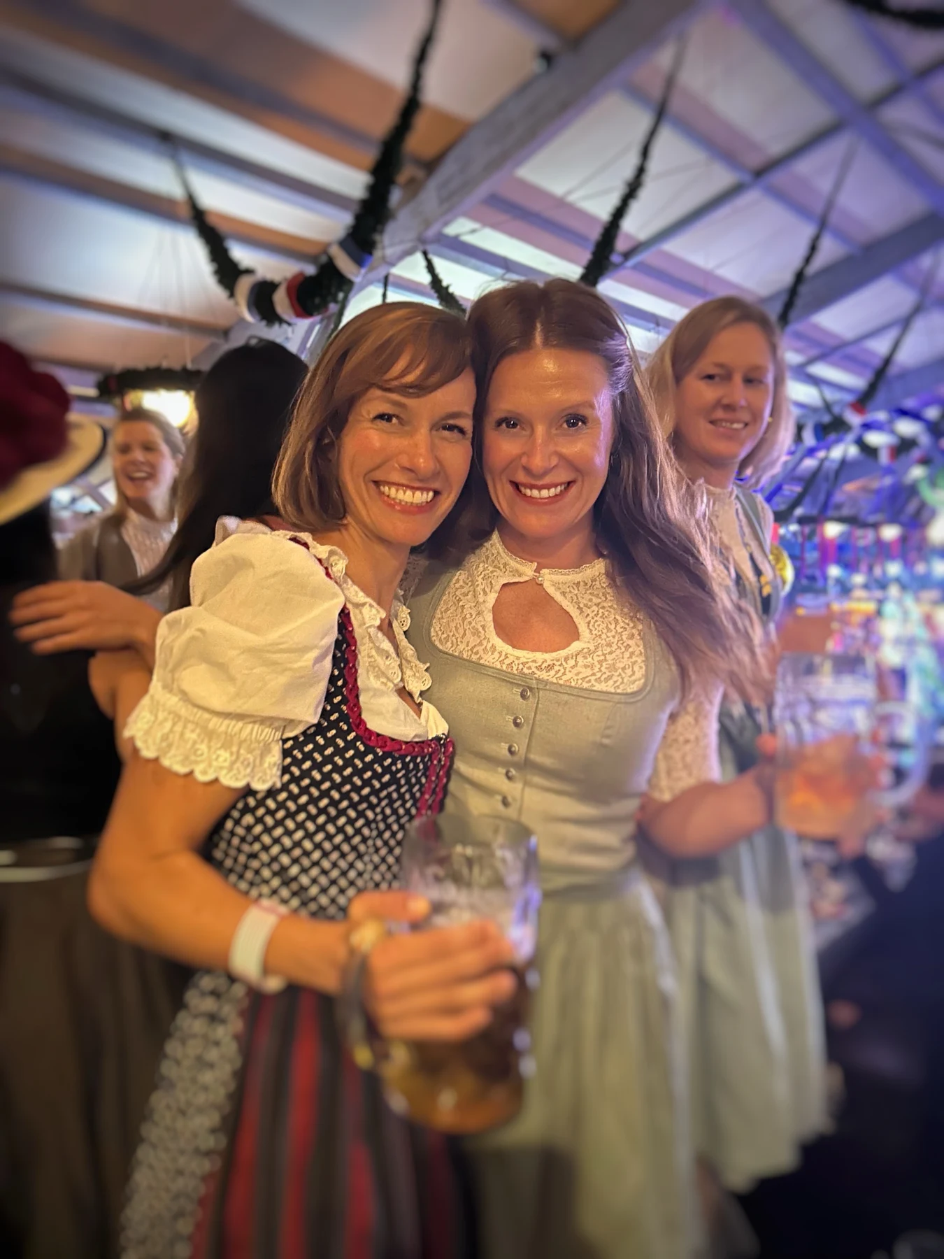 Team-Moment: zwei Frauen in Dirndl bei einem Fest