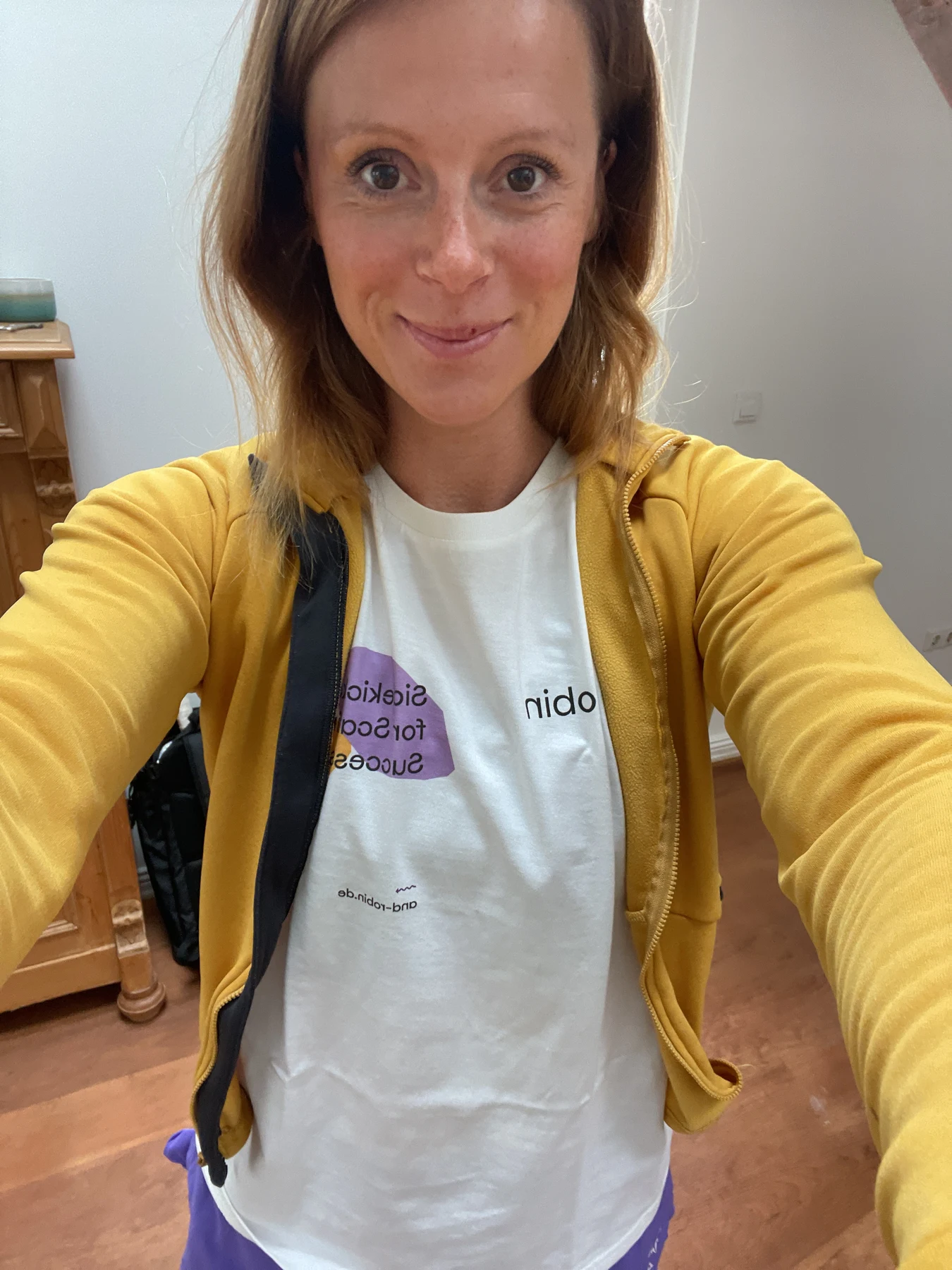 Farina Schurzfeld im AndRobin Sidekicks-T-Shirt