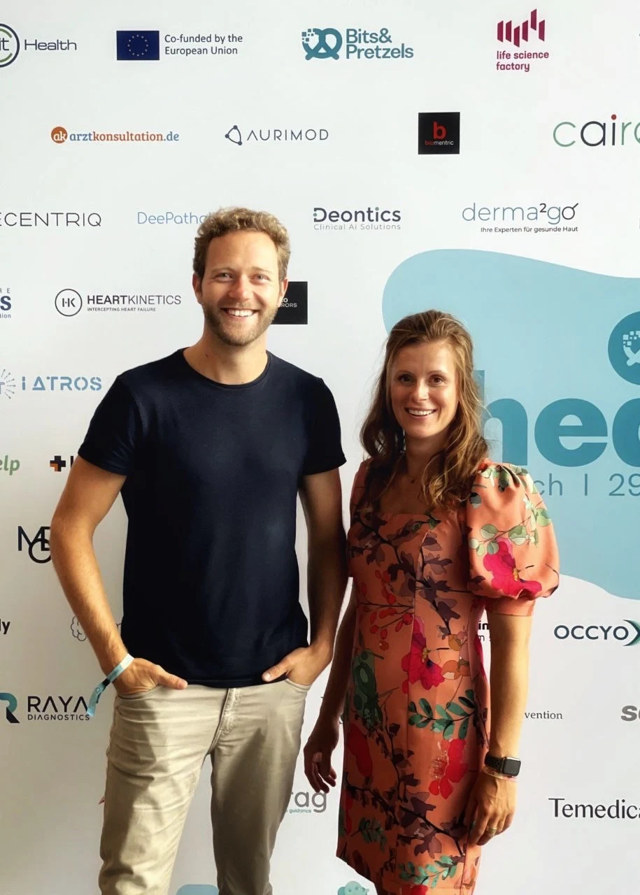 Sven Klimpel und Farina Schurzfeld auf einer Digital-Health-Konferenz