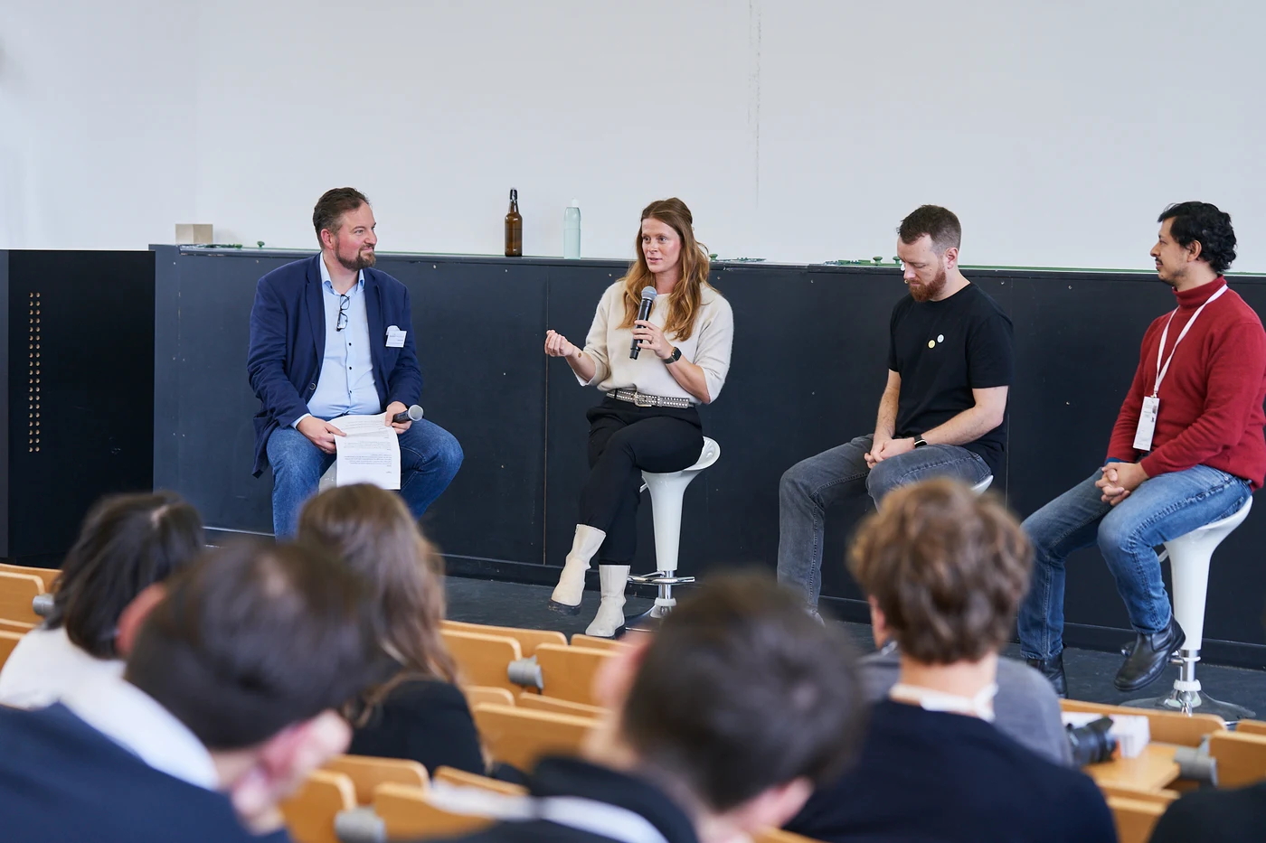 Farina Schurzfeld spricht auf einer Panel-Diskussion